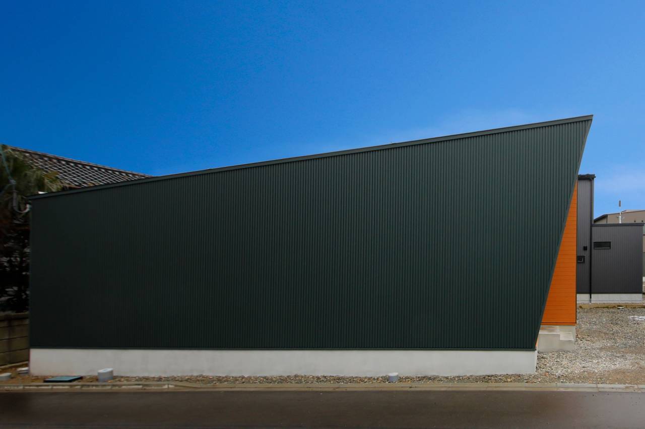 鋭利な意匠と、家族だけの「空」を囲むコの字の平屋