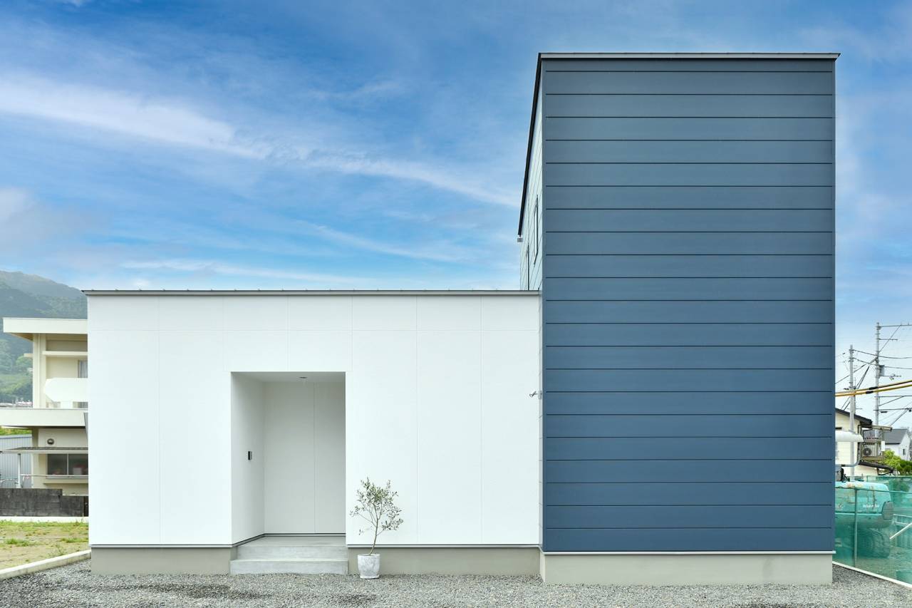 「白」と「蒼」が描く、空を独り占めするプライベートコートの家