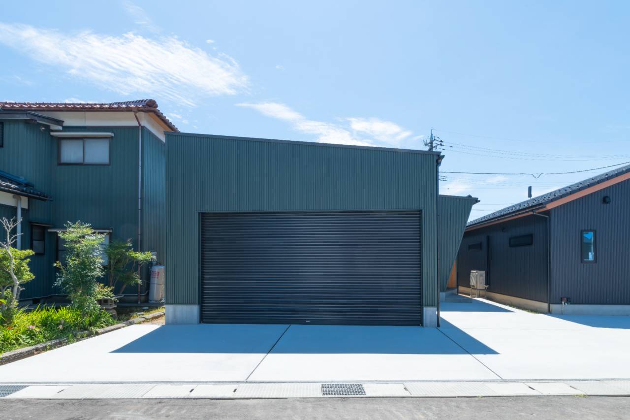 ガレージと中庭のある住まい
